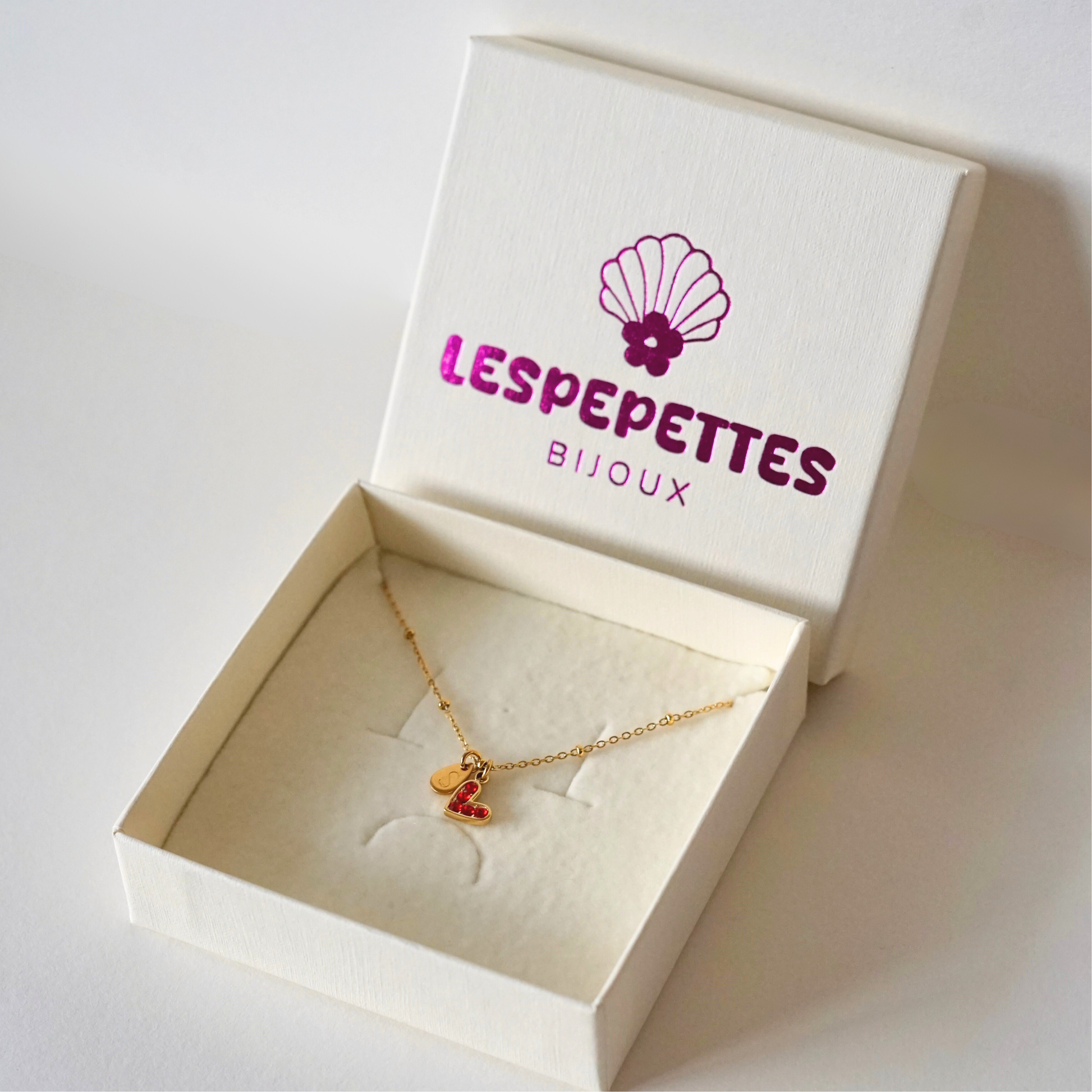 collier personnalisable avec une gravure par estampage et des breloques au choix dans une boite cadeau 