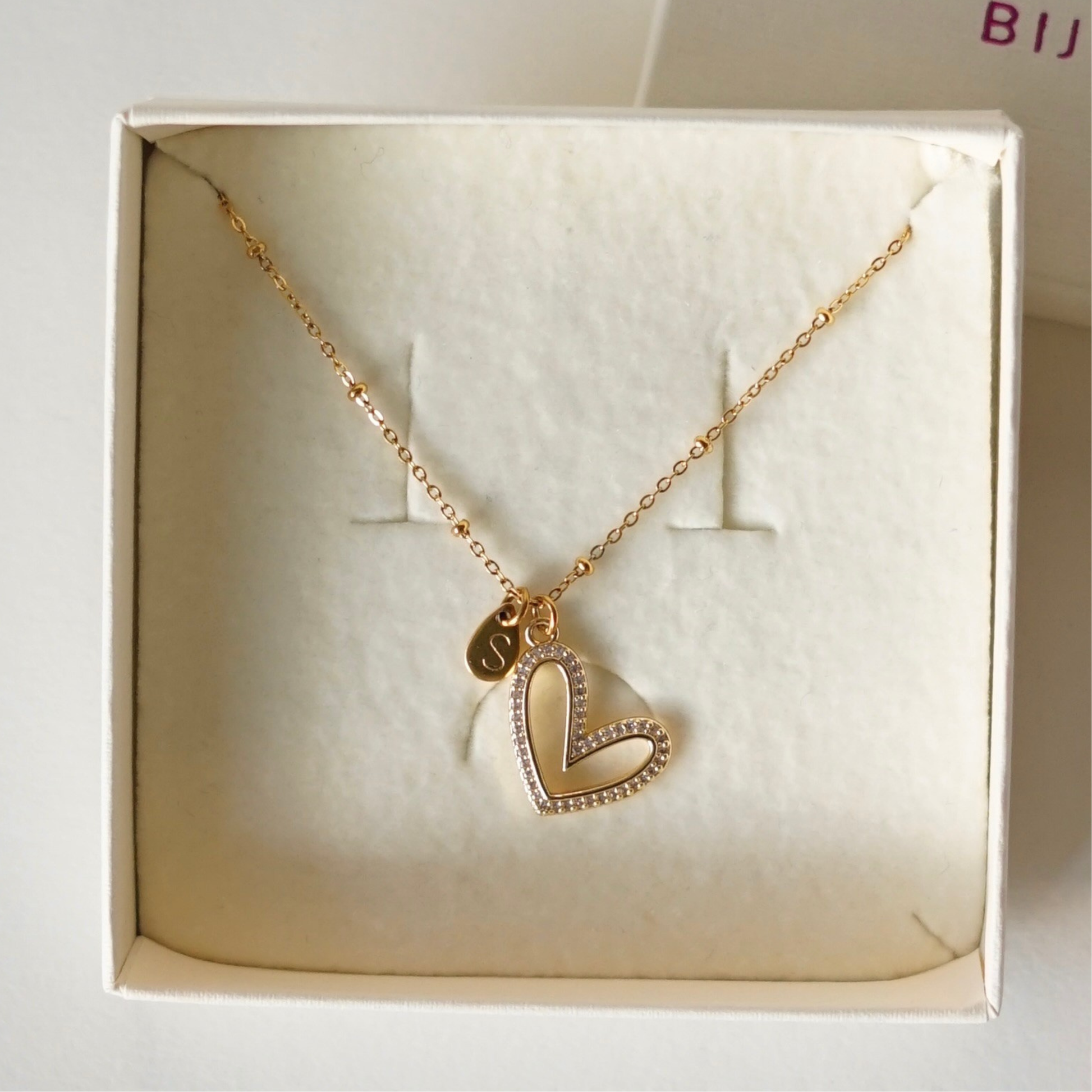 collier personnalisable avec une gravure par estampage et des breloques au choix dans une boite cadeau 