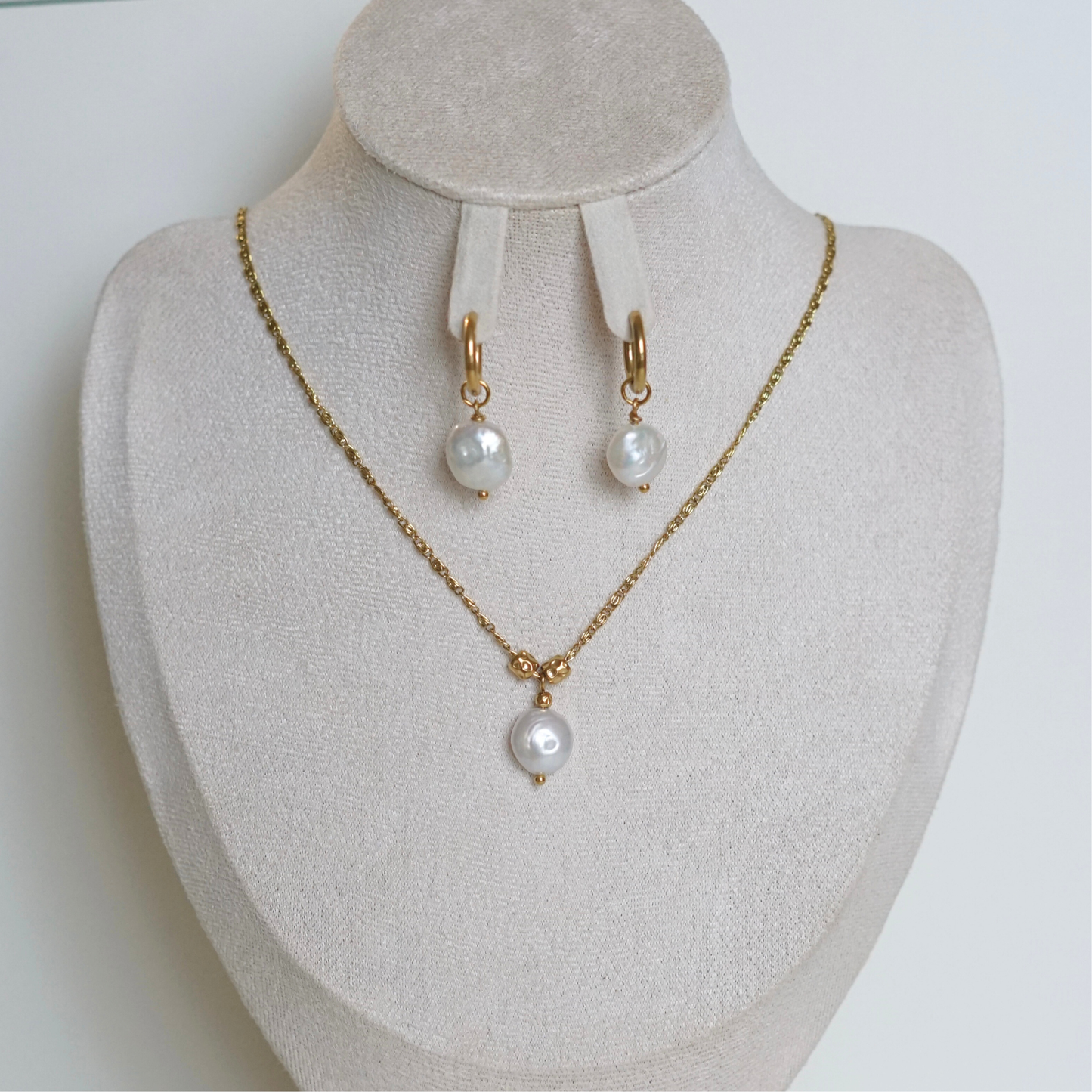 Parure dorée faite main – collier et boucles d'oreilles en acier inoxydable avec perles d'eau douce, idée cadeau unique