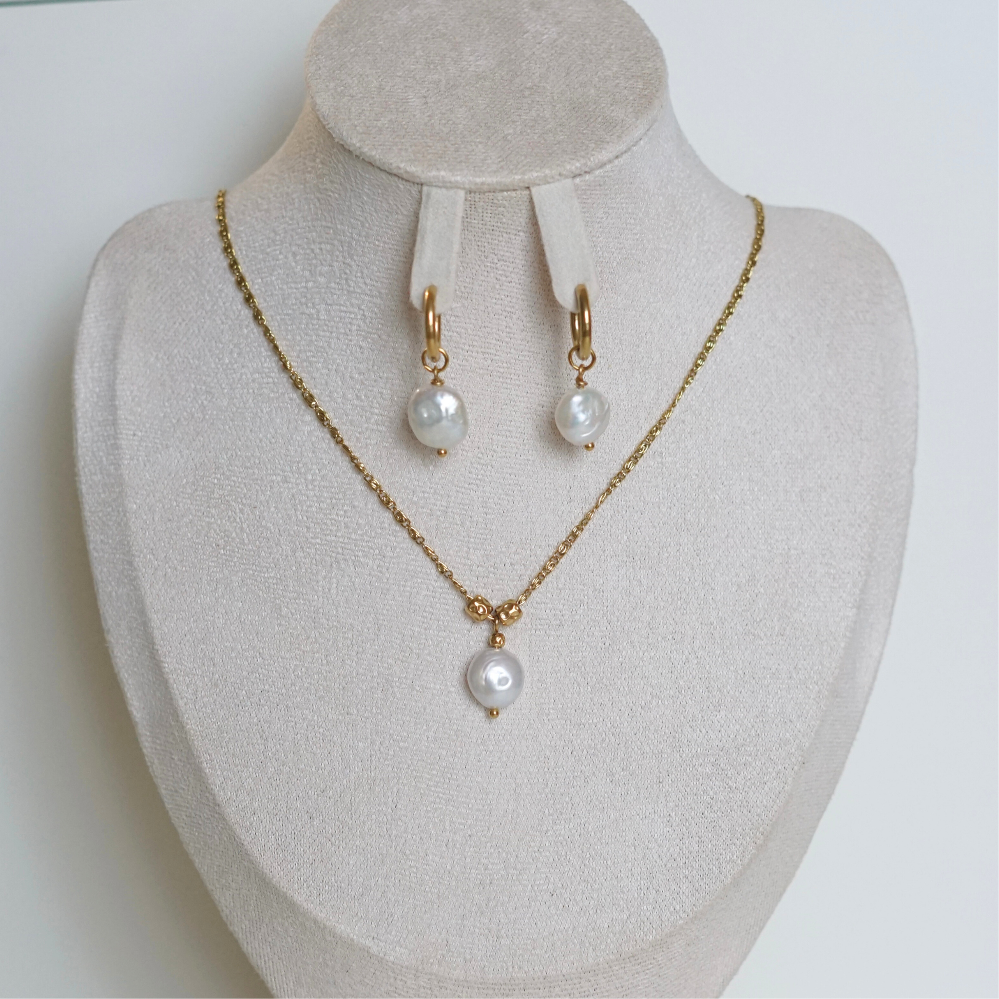 Parure dorée faite main – collier et boucles d'oreilles en acier inoxydable avec perles d'eau douce, idée cadeau unique